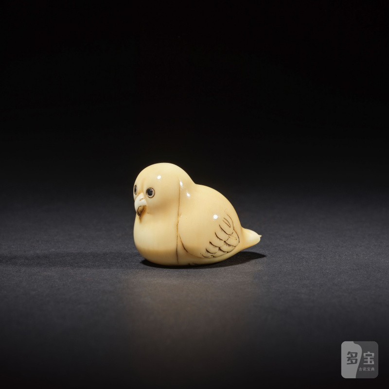 象牙彫根付 若鳥 無銘 19世紀 | NETSUKE EN IVOIRE REPRÉSENTANT UN JEUNE OISEAU